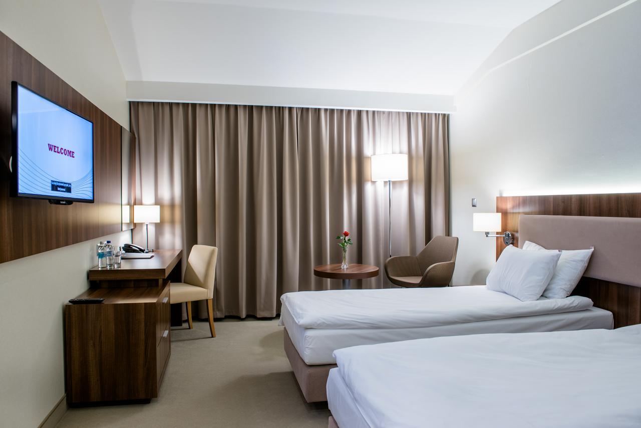 Hotel Kosma Kozmin Bagian luar foto