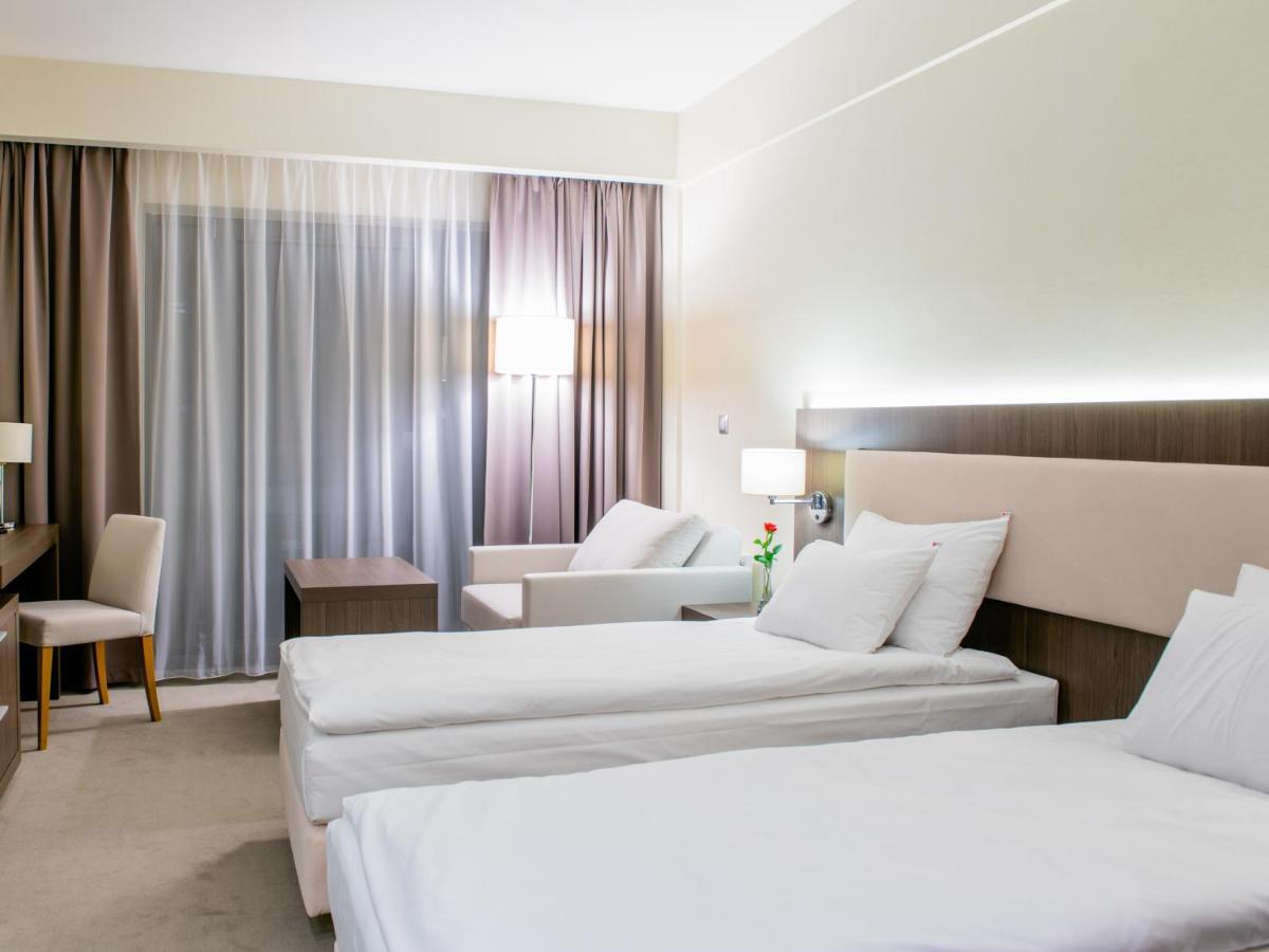 Hotel Kosma Kozmin Bagian luar foto