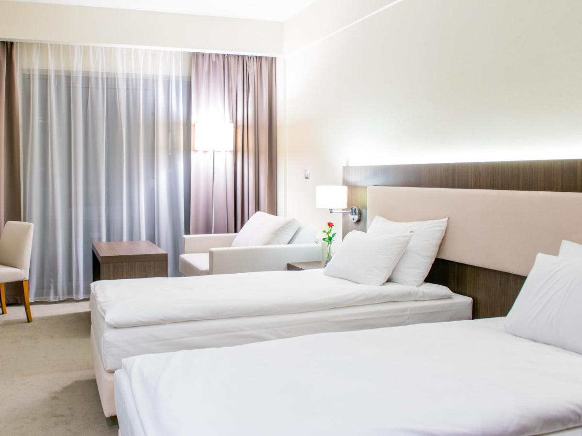 Hotel Kosma Kozmin Bagian luar foto
