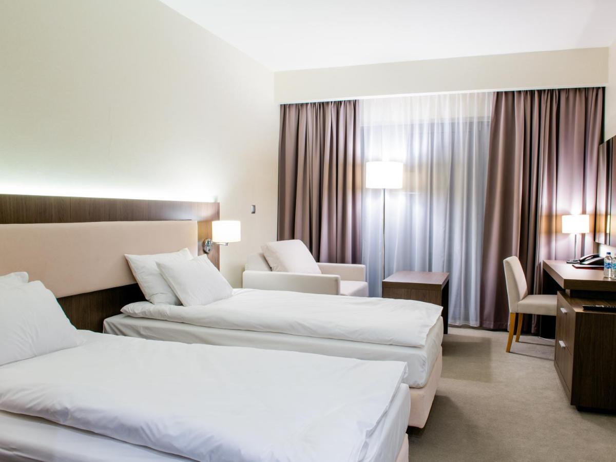 Hotel Kosma Kozmin Bagian luar foto