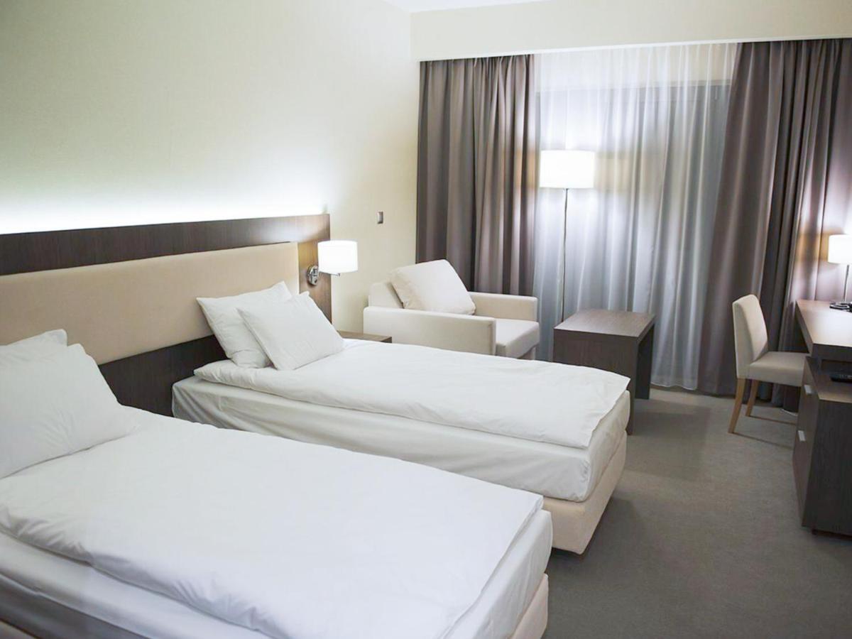 Hotel Kosma Kozmin Bagian luar foto